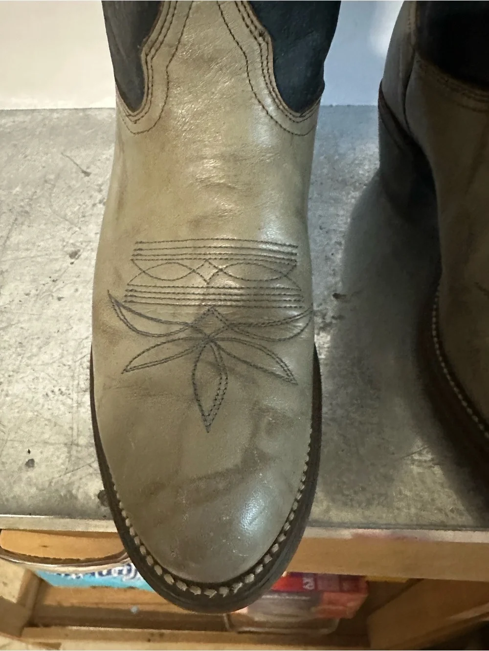 Men's Leather Derby Shoe in Brown - Classic Dress Style
